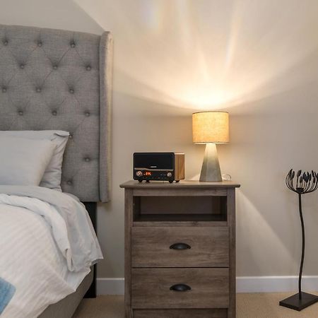 Rustic Modern 2 Bed 2 Bath With Lakeview Pool And Hot Tub Invermere Εξωτερικό φωτογραφία