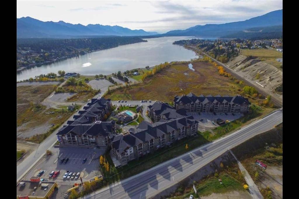 Rustic Modern 2 Bed 2 Bath With Lakeview Pool And Hot Tub Invermere Εξωτερικό φωτογραφία