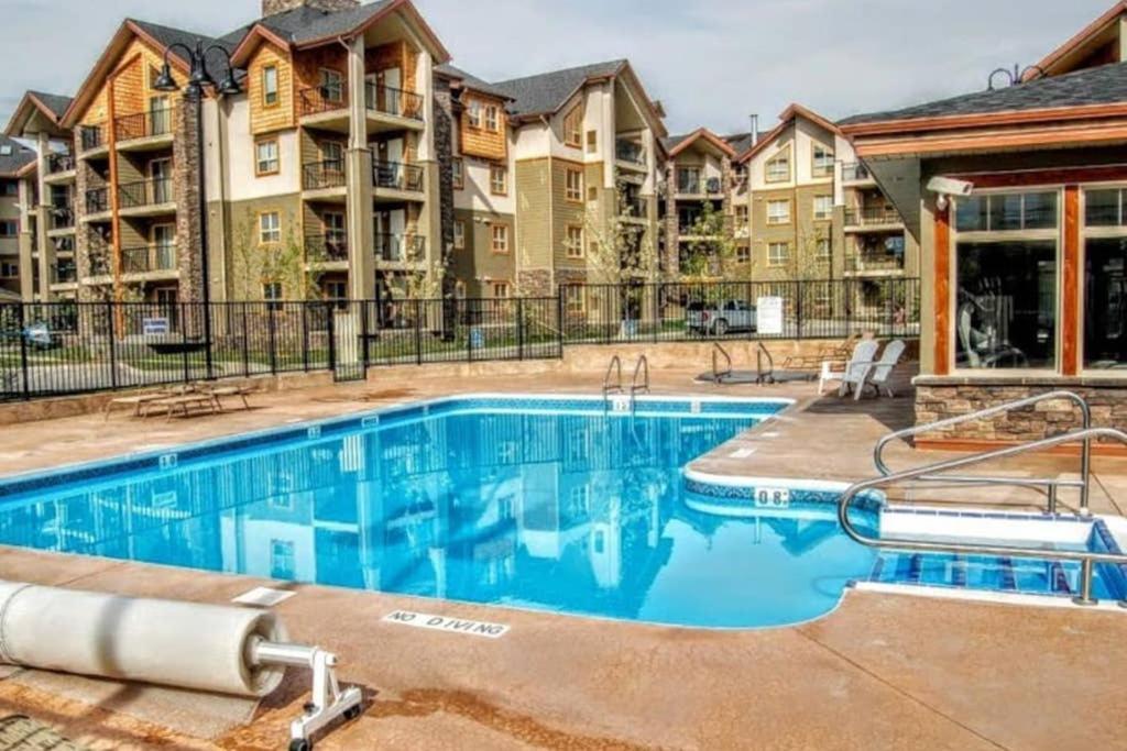 Rustic Modern 2 Bed 2 Bath With Lakeview Pool And Hot Tub Invermere Εξωτερικό φωτογραφία